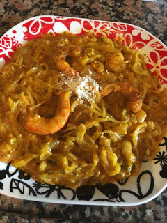 Una foto de Spaguettis de calabacín con gambas y queso Parmesano