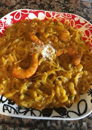 Una foto de Spaguettis de calabacín con gambas y queso Parmesano