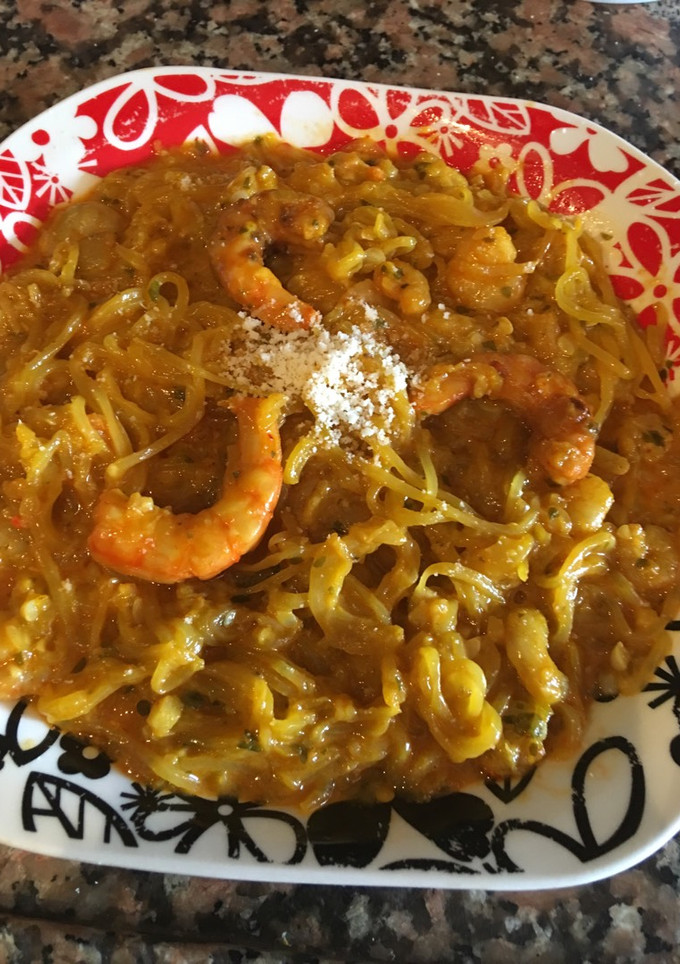Una foto de Spaguettis de calabacín con gambas y queso Parmesano