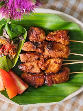 Anti Ribet, Buat Sate tuna bumbu plecing dengan sambal matah Bunda Pasti Bisa