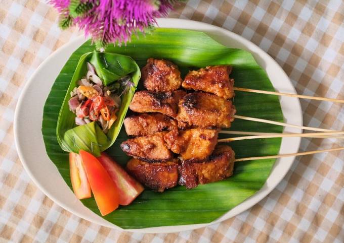 Sate tuna bumbu plecing dengan sambal matah