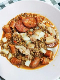 Una foto de Estofado de lentejas con chistorra, chorizo y panceta