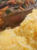 Carne sellada con verduritas y polenta