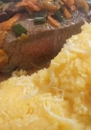 Una foto de Carne sellada con verduritas y polenta