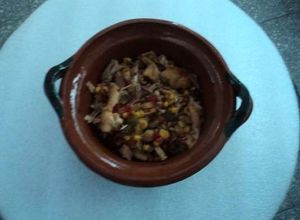 Una foto de Carnitas de cerdo con esquite a la mexicana