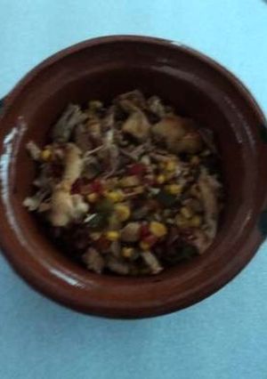 Una foto de Carnitas de cerdo con esquite a la mexicana