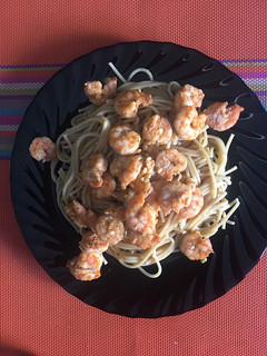 Una foto de Espaguetis integrales con langostinos picantitos