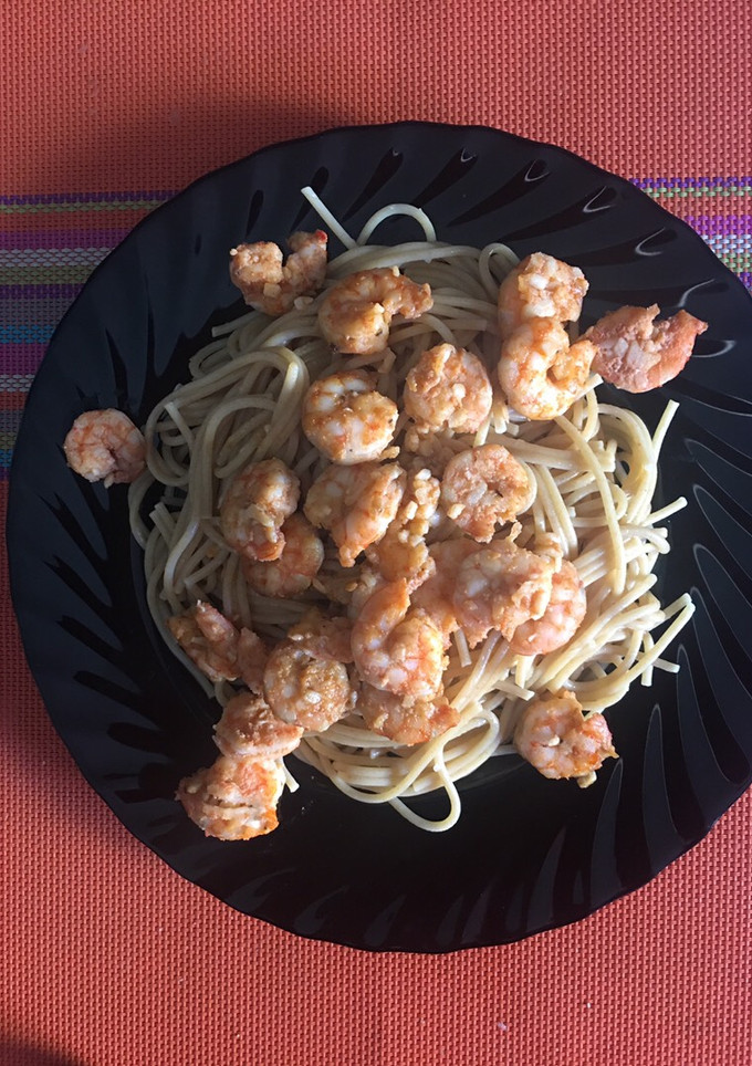 Una foto de Espaguetis integrales con langostinos picantitos