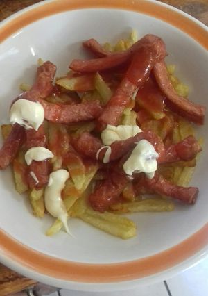 Una foto de Salchipulpos con papas