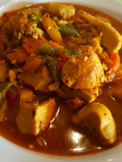 Una foto de Pechuga de pollo al curry con verduras