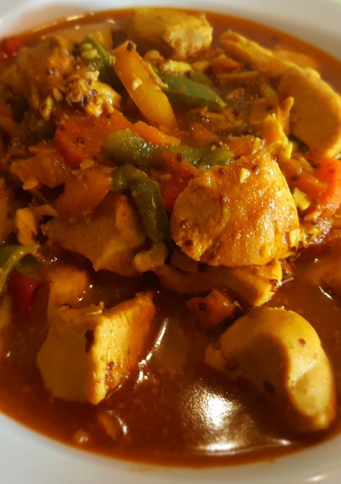 Una foto de Pechuga de pollo al curry con verduras