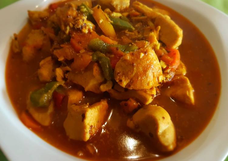 Pechuga de pollo al curry con verduras