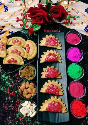 रसीली गुजिया (करंजी) (Rasili gujiya /karanji recipe in Hindi) रेसिपी मुख्य फोटो