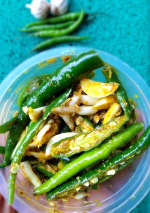 लहसुन मिर्च का अचार (lehsun mirch ka achar recipe in Hindi) रेसिपी मुख्य फोटो