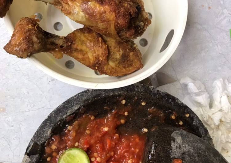 Cara Gampang Membuat Ayam Goreng Sambal Tomat Mentah, Bisa Manjain Lidah