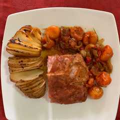 Una foto de Costillar de cerdo al horno con papas acordeón