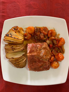 Una foto de Costillar de cerdo al horno con papas acordeón
