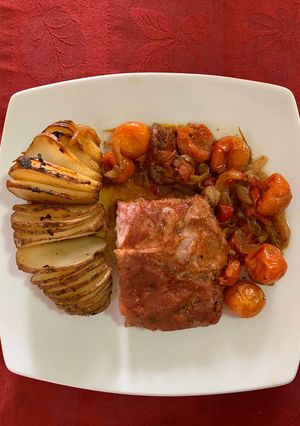 Una foto de Costillar de cerdo al horno con papas acordeón