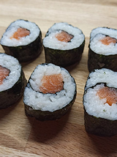 Una foto de Maki de salmón