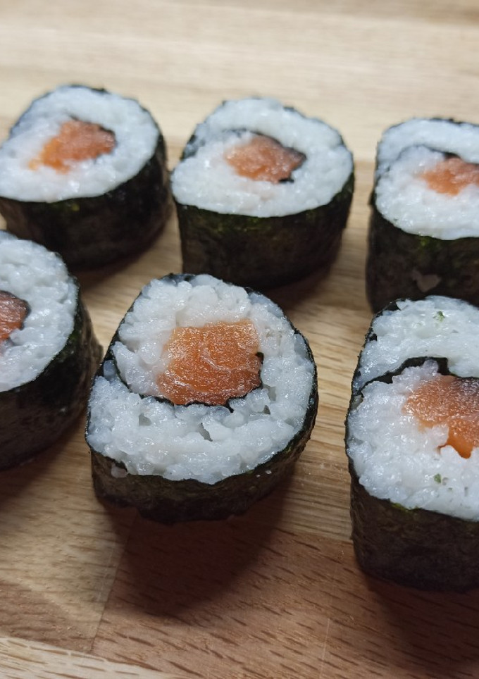 Una foto de Maki de salmón