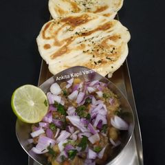 A picture of Chole Kulche.