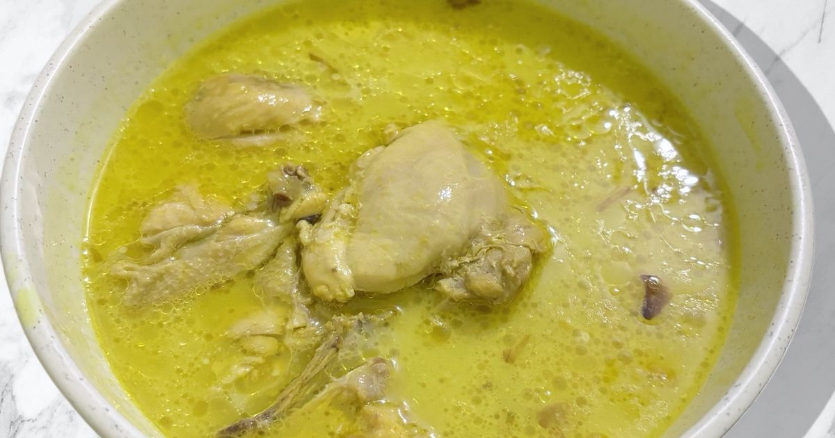 Opor Ayam [Chicken Braised in Coconut Milk]