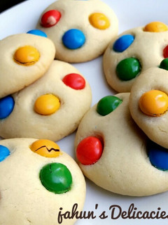A picture of Rainbow Cookie.