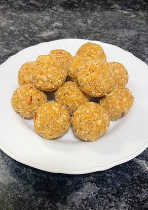 A picture of Methi ke laddu.