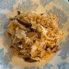 A picture of Takikomi Gohan (Japanese mixed mushroom rice).