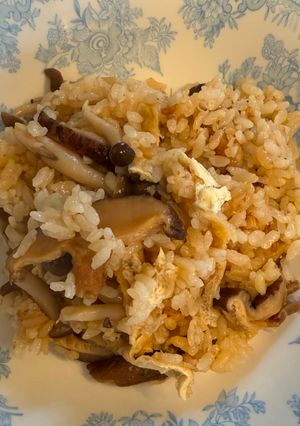 A picture of Takikomi Gohan (Japanese mixed mushroom rice).