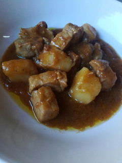Una foto de Lomo con patatas en salsa tradicional y olla gm