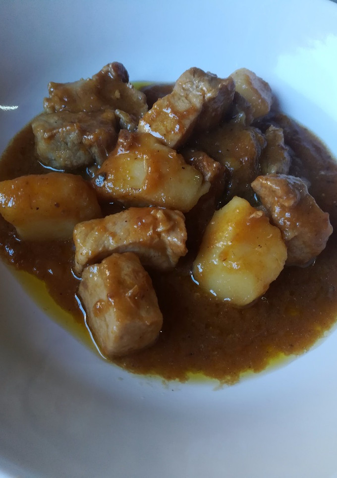 Una foto de Lomo con patatas en salsa tradicional y olla gm