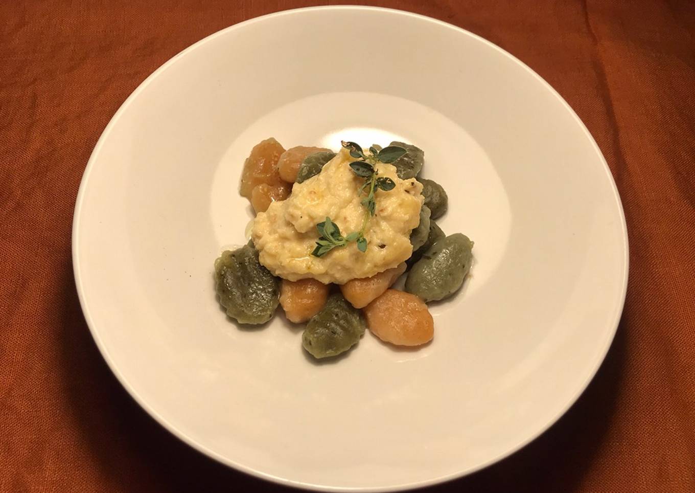 Gnocchi de espinacas y de tomate con salsa de quesos