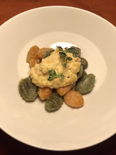 Una foto de Gnocchi de espinacas y de tomate con salsa de quesos