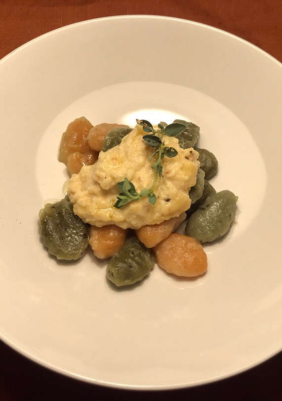 Una foto de Gnocchi de espinacas y de tomate con salsa de quesos