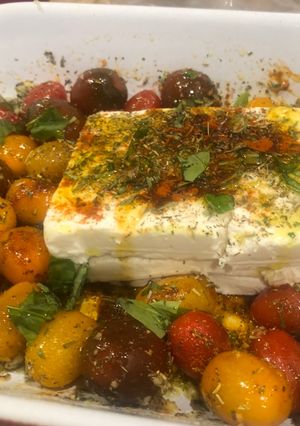 Una foto de Pasta con salsa de queso feta y tomates!!