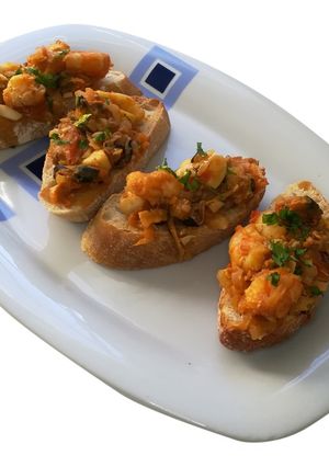Una foto de Montaditos de marisco con tomate