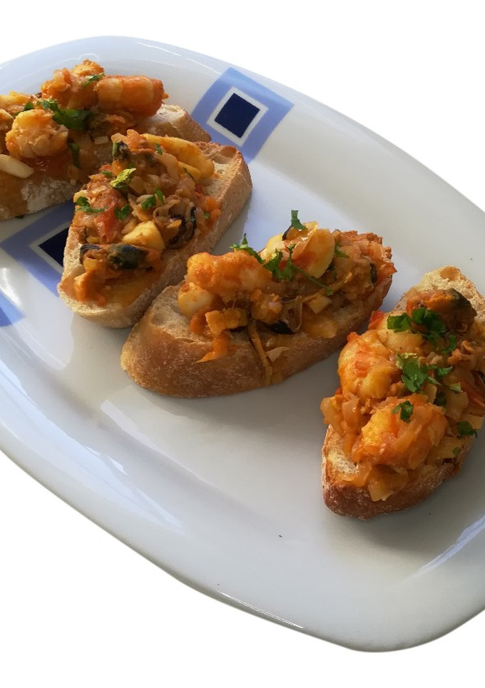 Una foto de Montaditos de marisco con tomate