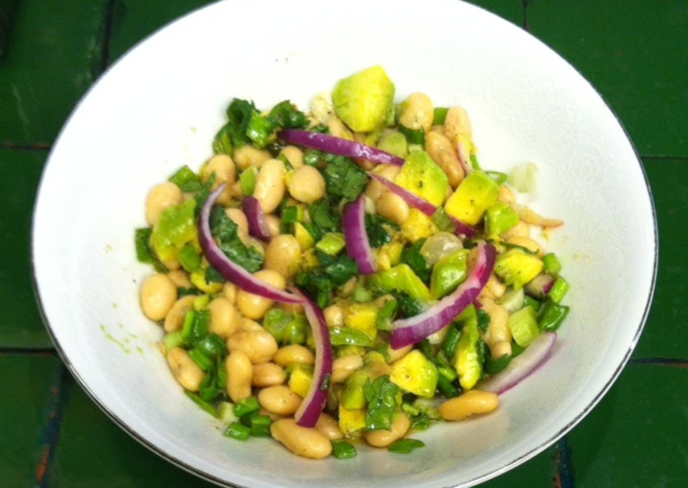 Ensalada de alubias con aguacate ©