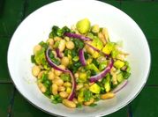 Una foto de ensalada aguacate alubias