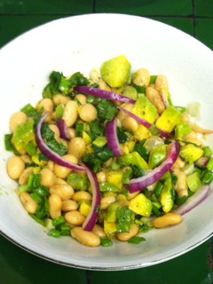 Una foto de Ensalada de alubias con aguacate ©