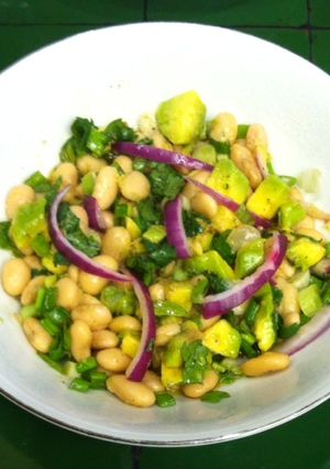 Una foto de Ensalada de alubias con aguacate ©
