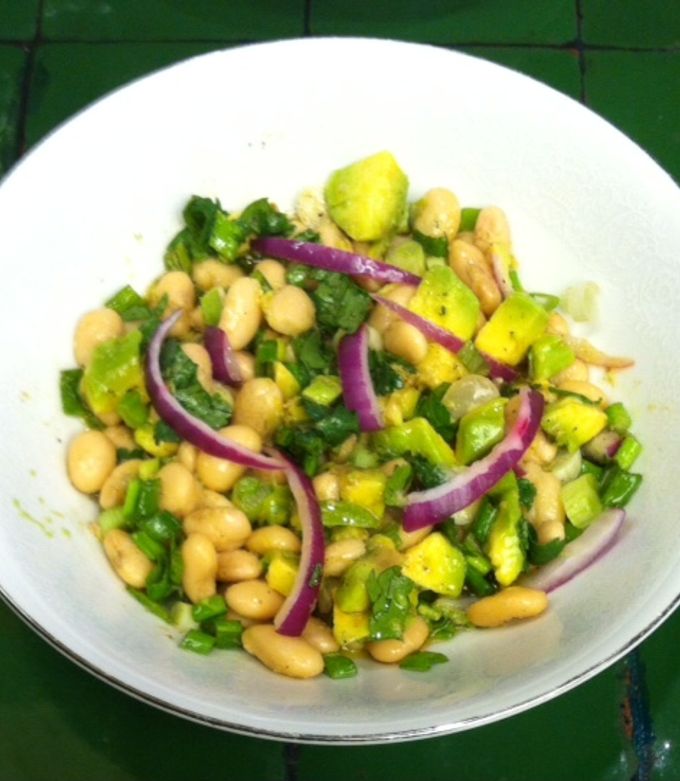 Una foto de Ensalada de alubias con aguacate ©