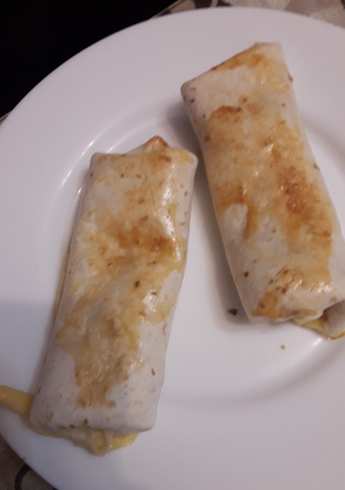 Una foto de Flautas de bacon, pollo y queso