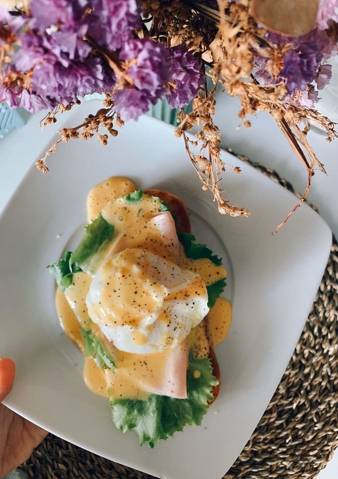 Una foto de Huevos benedict sencillos