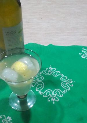 Una foto de Vino blanco y soda