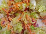 Una foto de ensalada de quinoa con lechuga