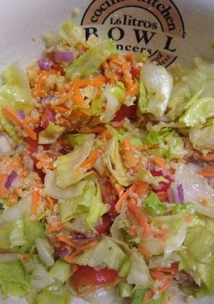 Una foto de Ensalada de quinoa y lechuga