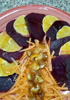 Une photo de Salade betterave / orange 🍊 / carotte 🥕 / dattes / miel naturel 🍯