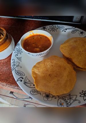पूरी आलू (poori aloo recipe in Hindi) रेसिपी मुख्य फोटो